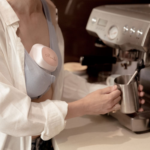 Mumilk breastpump in use